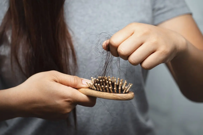 prendre soins brosse à cheveux